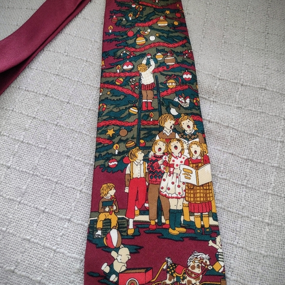 LIKE NEW "Carolers By the Tree" Christmas Tie, Holiday Gift Stocking Stuffer - Picture 3 of 7